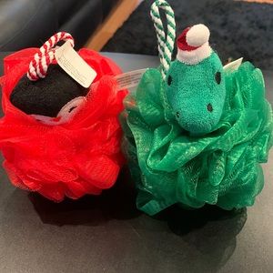 Set of 2 Xmas loofahs. One penguin and one dinosaur. BRAND NEW